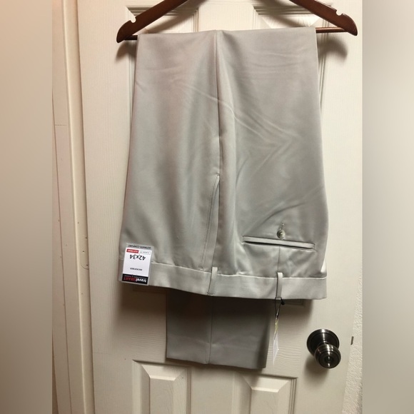 Roundtree and Yorke Khakis 42x34 NWT - Picture 1 of 4